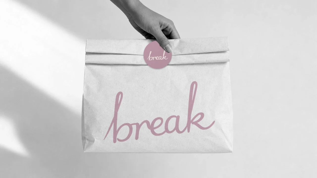 Packaging para break: bolsa de papel en blanco y negro con el logo en rosa